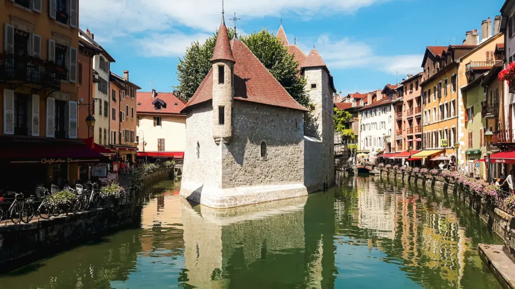Palacio_de_la_isla_annecy_que_ver